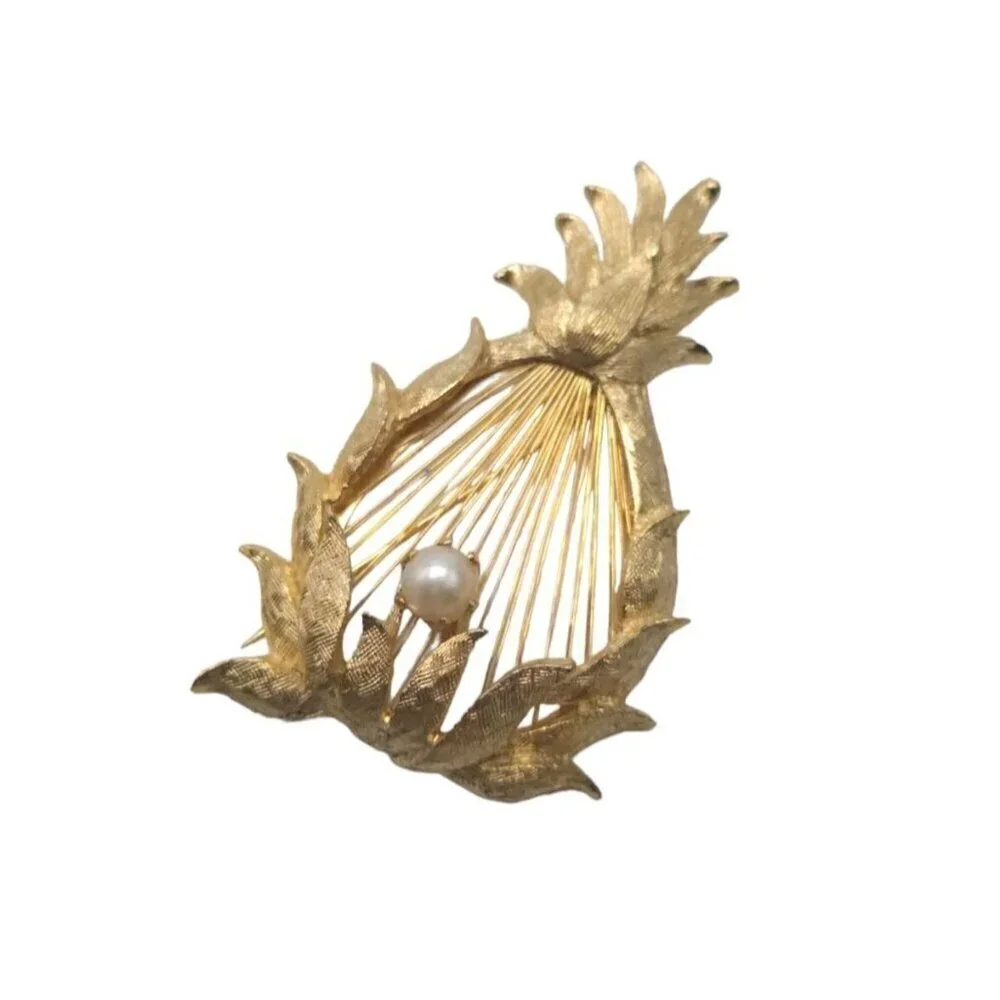 Brooks Texture Faux Pearl Pineapple Brooch Pin Openwork Gold Tone Vintage